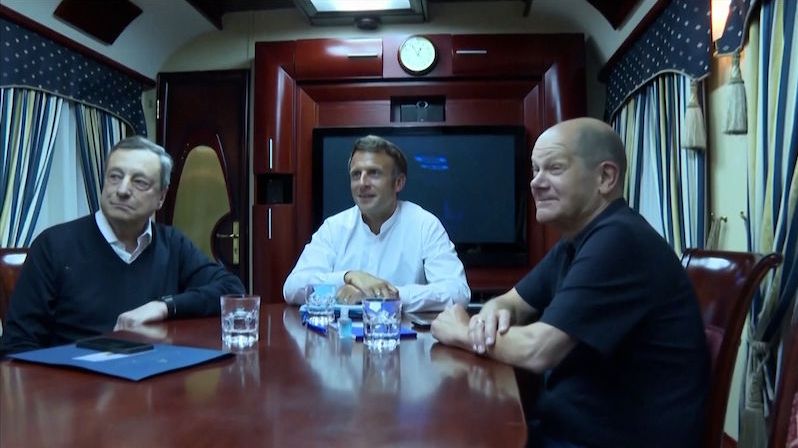 Macron, Scholz a Draghi dorazili společně vlakem do Kyjeva